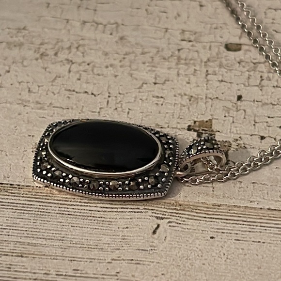 Silver Marcasite Onyx Pendant Necklace. - Picture 6 of 7